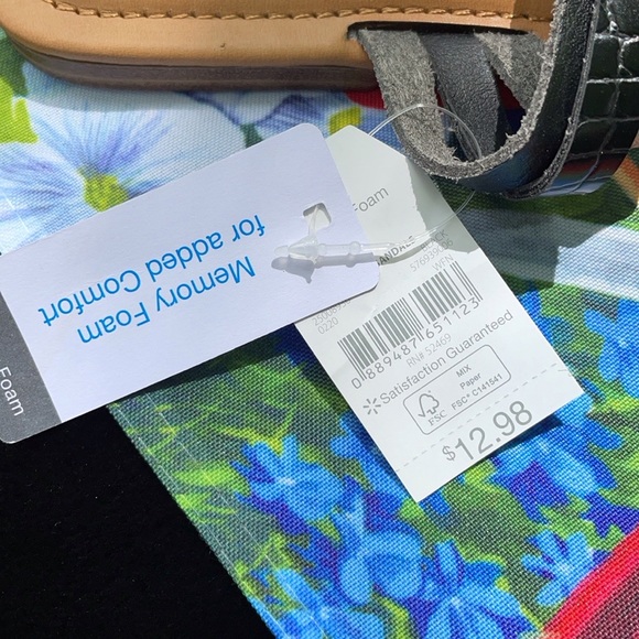 NWT Time and Tru Memory Foam Black & Tan Strappy Sandals Big Toe Loop Slip On 7 - Picture 8 of 12